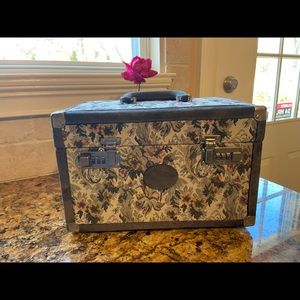Vintage Ventura Train Case in Tapestry Fabric